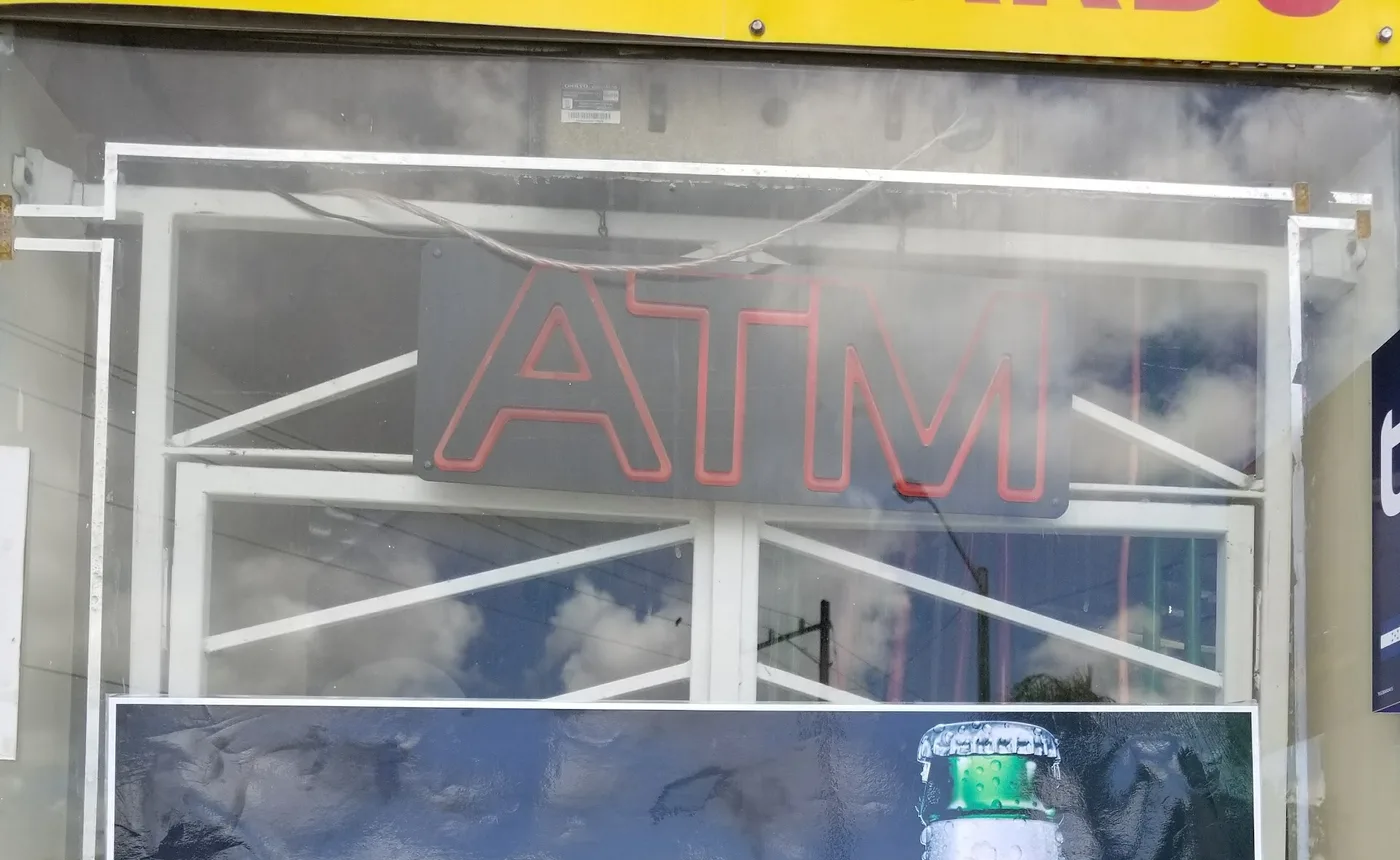 El letrero de ATM en la entrada — 3299 NW 7th St.